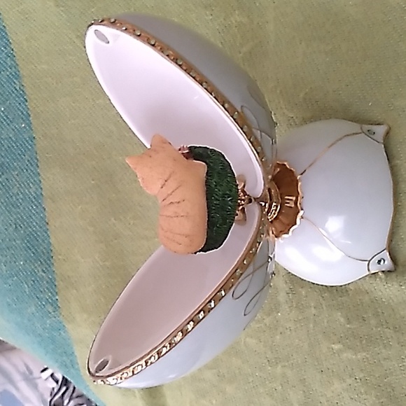Heirloom Porcelain Musical Collection "Kitten Dreams"  Musical Egg - Picture 6 of 16